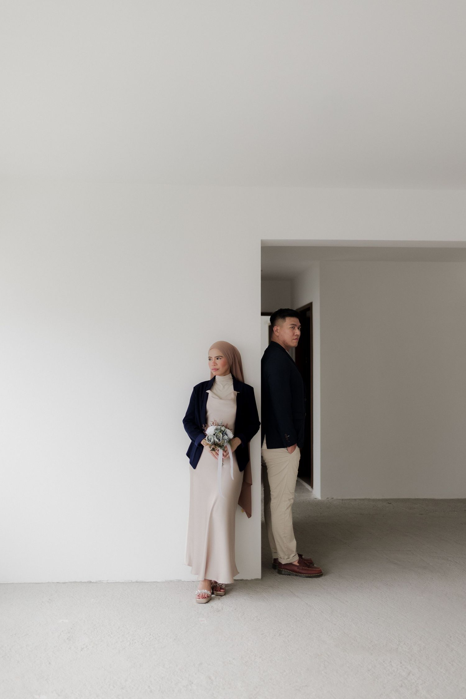 Intimate moment captured under white arched colonnade with classic architecture.