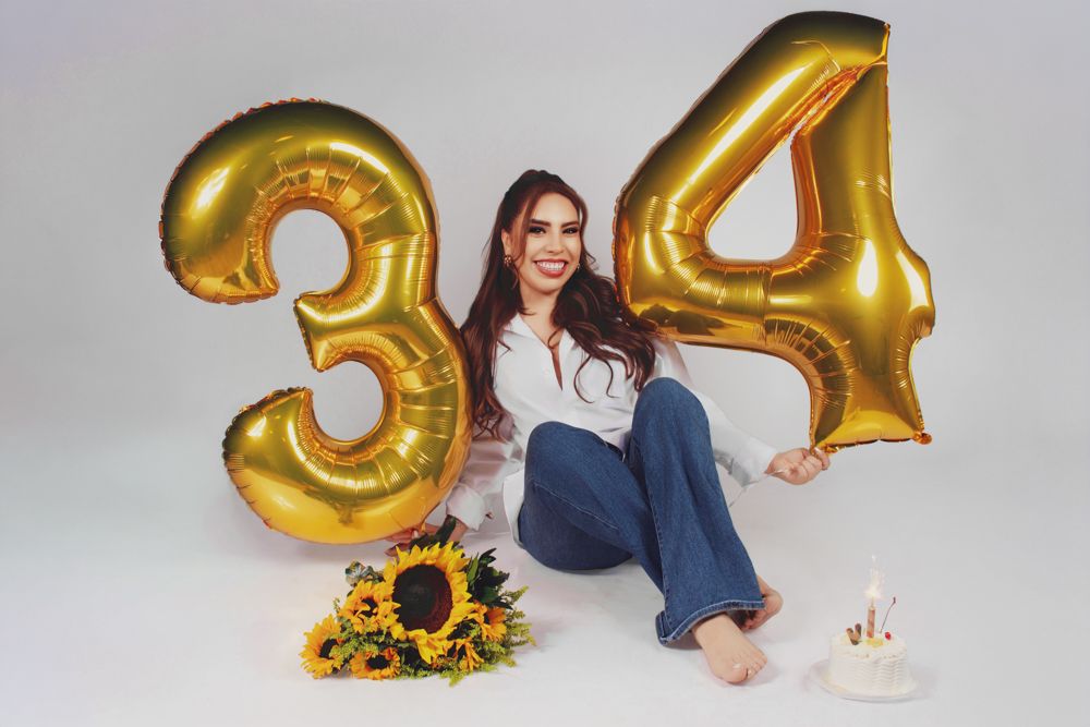 Sesión fotográfica de cumpleaños en estudio en el Centro de Coyoacán. Retrato de cumpleaños para celebrar un año más, con Diana Macías