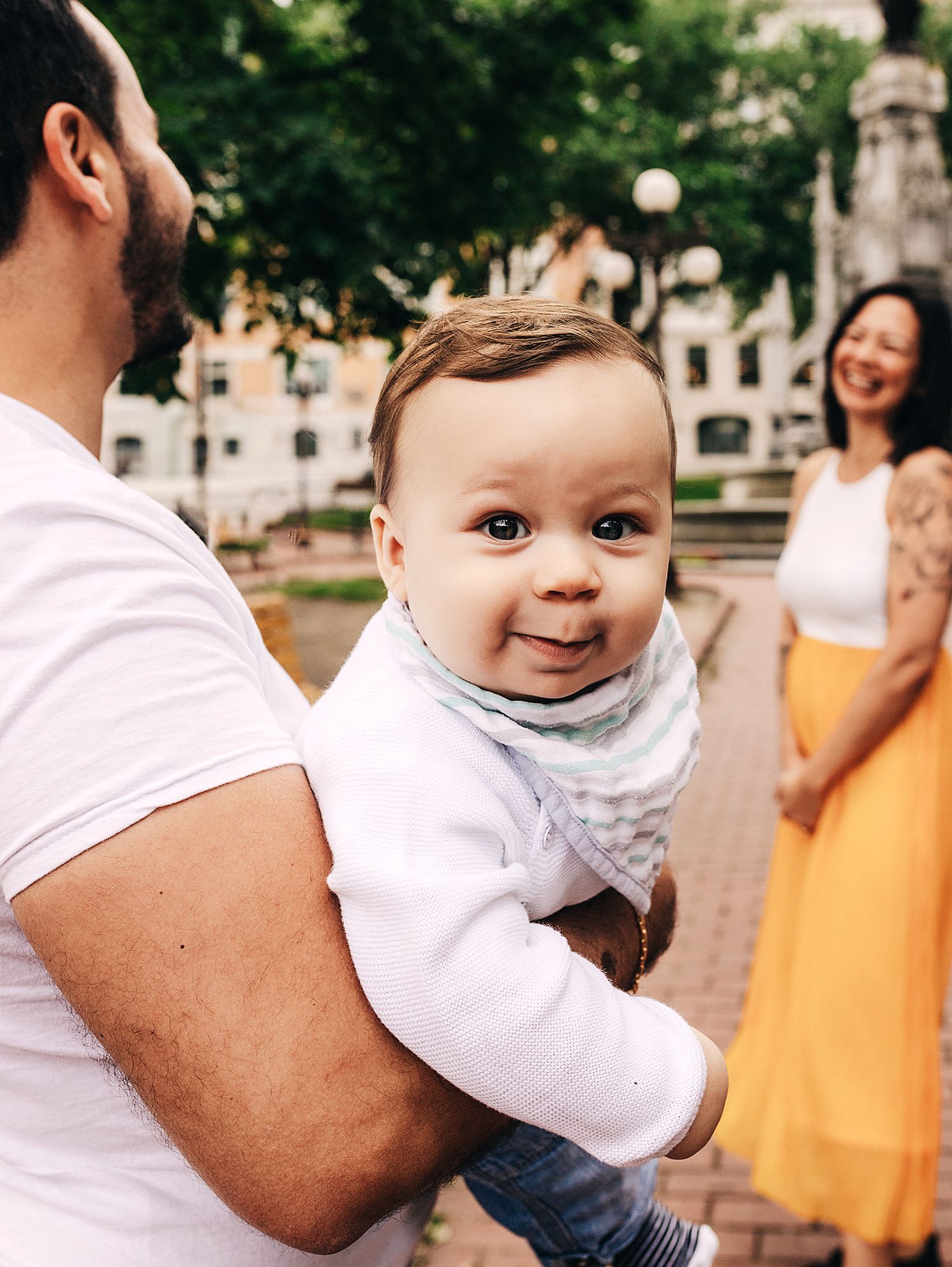 Sweet family moment captured in sunny Quebec City park.