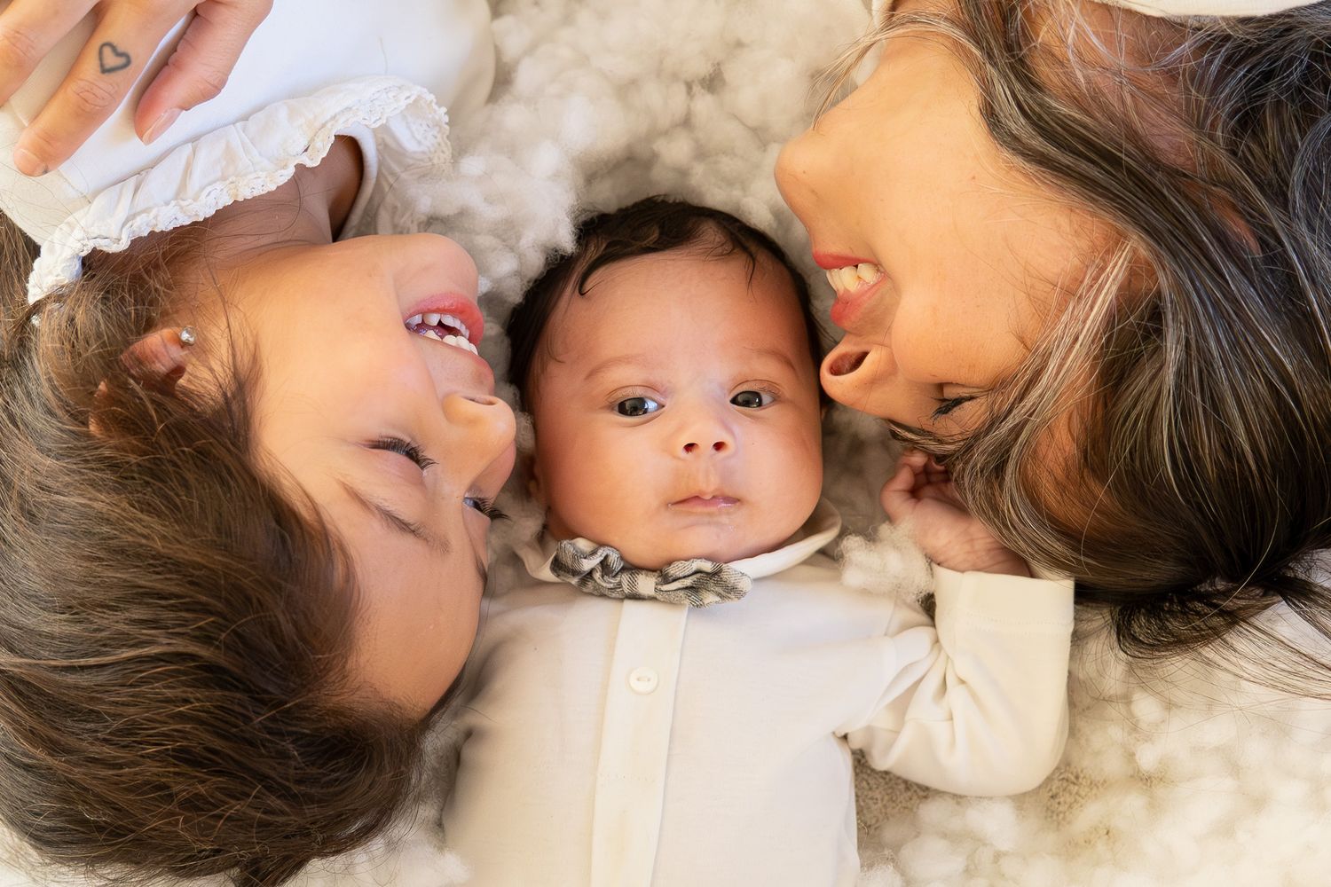 Sessão de Natal fotográfica em familia, mãe e dois filhos uma rapariga e um bebé recém nascido. Christmas family photo session