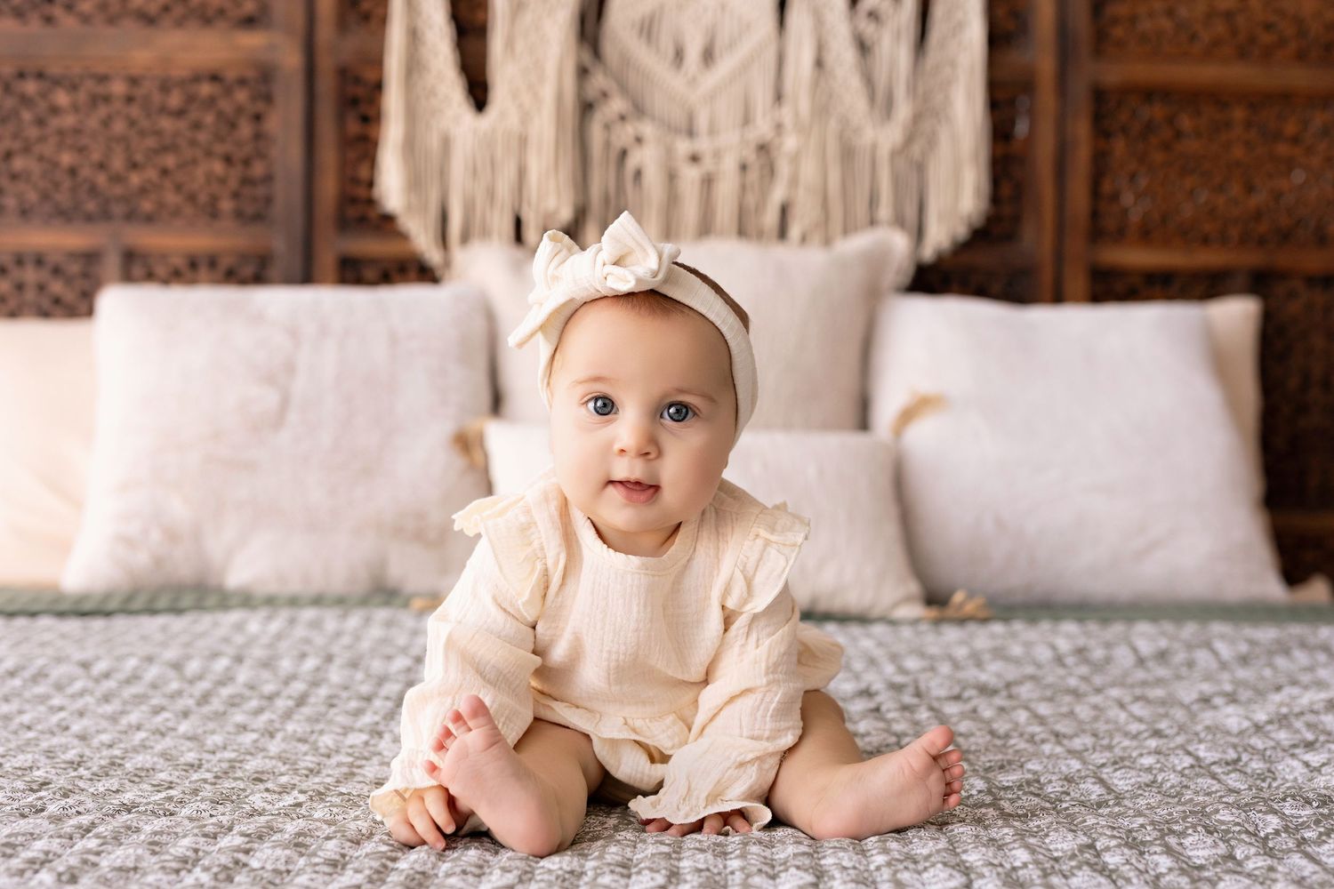 6 month milestone photos, baby photographer Watertown WI, lake country family photographer, Watertown WI photography studio