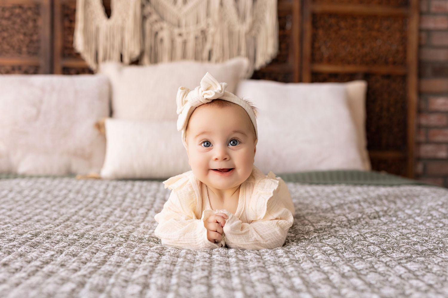 6 month milestone photos, baby photographer Watertown WI, lake country family photographer, Watertown WI photography studio