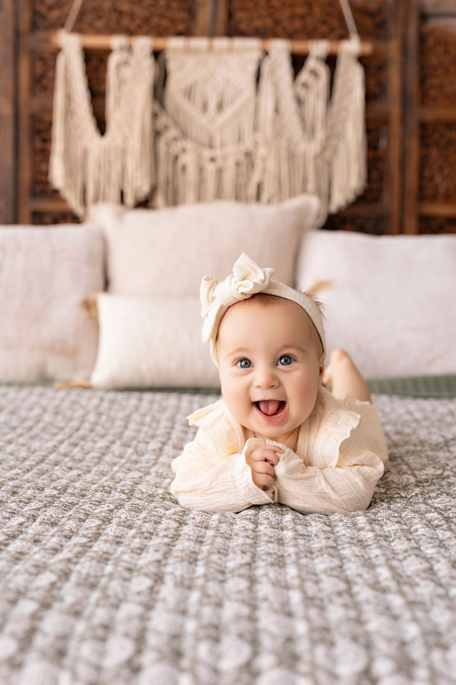 6 month milestone photos, baby photographer Watertown WI, lake country family photographer, Watertown WI photography studio
