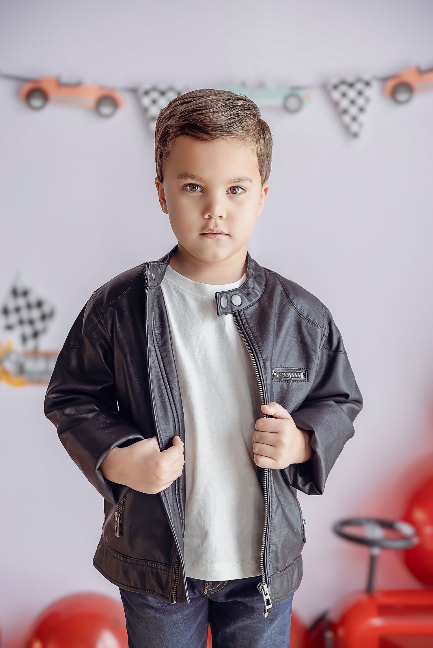 nino de 5 anos es fotografiado utilizando una chaqueta de cuero negra. Detres photography Luz natural ponce