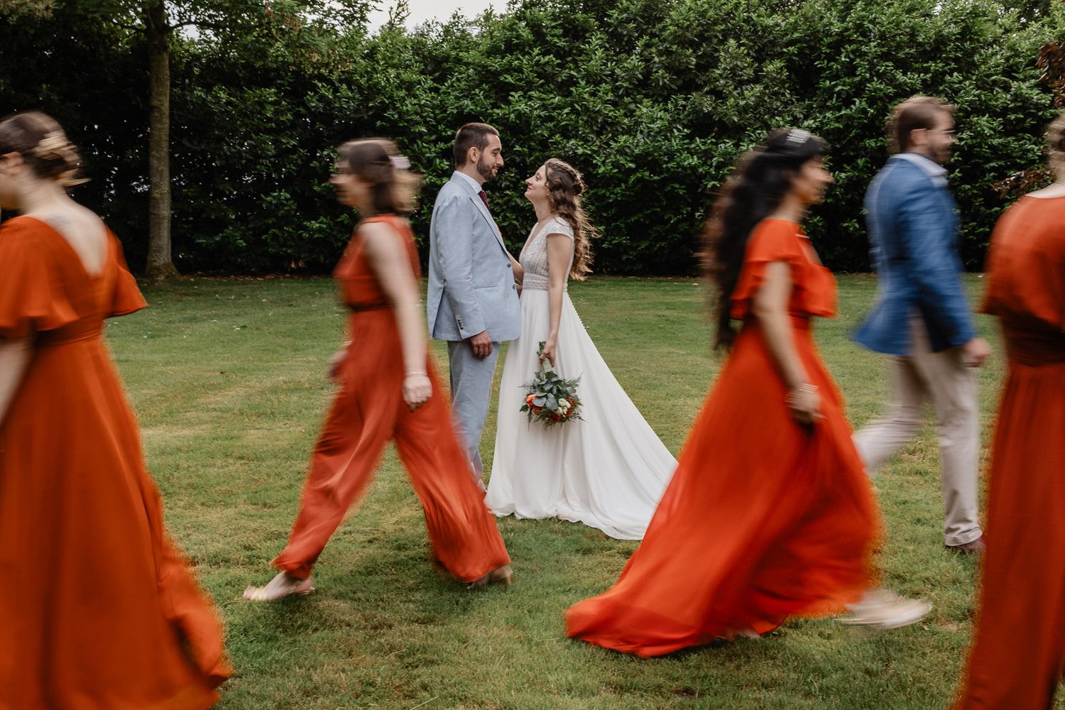 Lille reportage mariage : maries nets et invites flous sur une photo de groupe dynamique et coloree, pour des photos de groupe originales