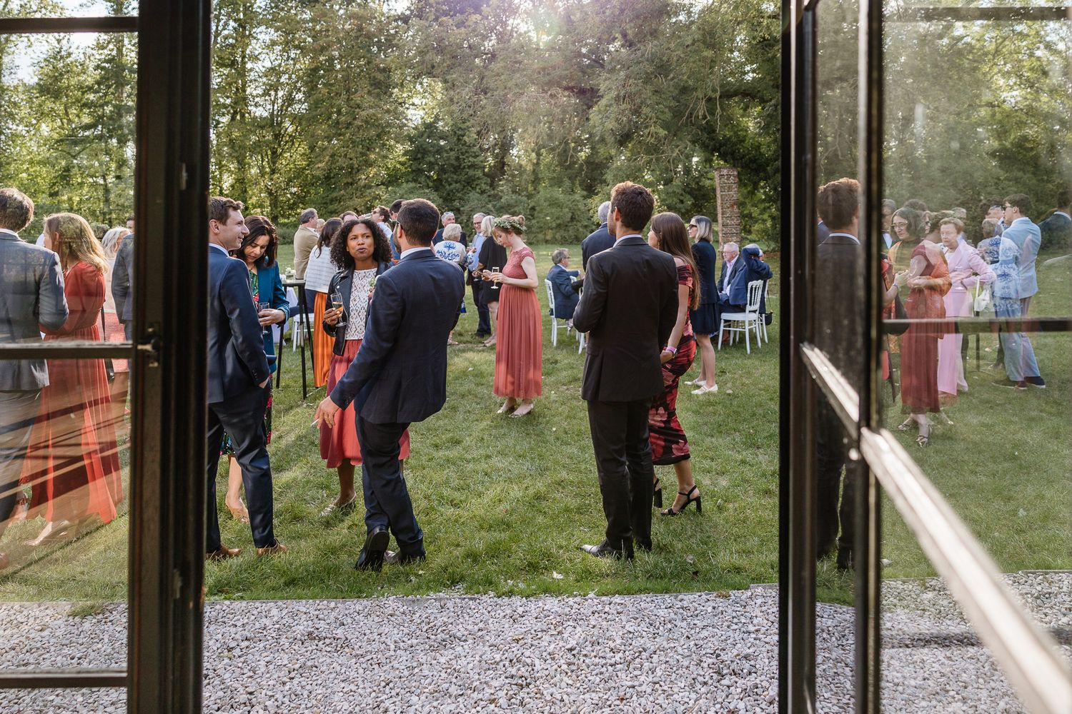 Moment chic et convivial dans les jardins du Chateau du Biez au soleil.