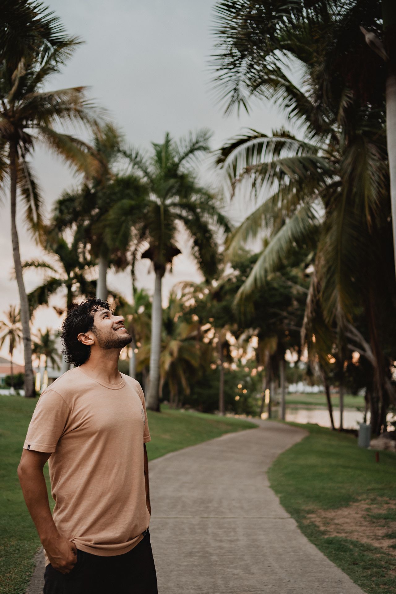Carlos Galindo, fotógrafo de bodas en Mazatlán. Capturando historias reales con emoción.