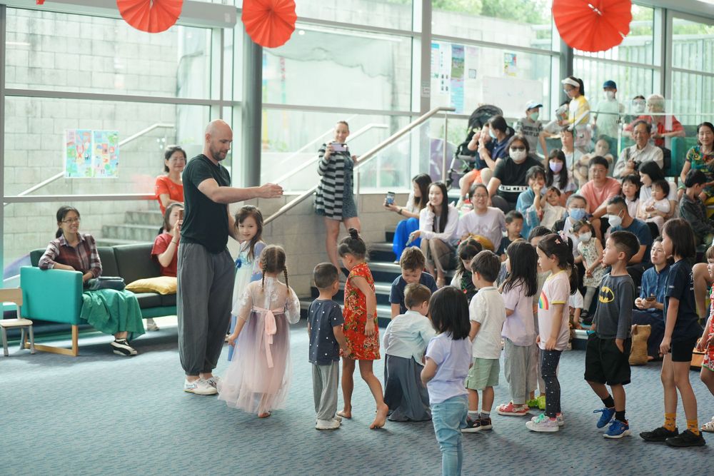 Library New Year event photography featuring a beautiful traditional Hanfu Guzheng performance, by an Auckland photographer.