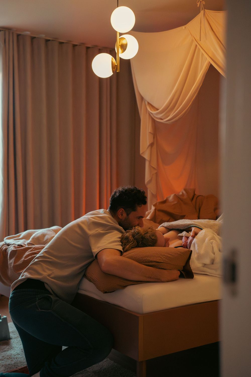 ouders en hun baby in de slaapkamer waar net hun dochter geboren is