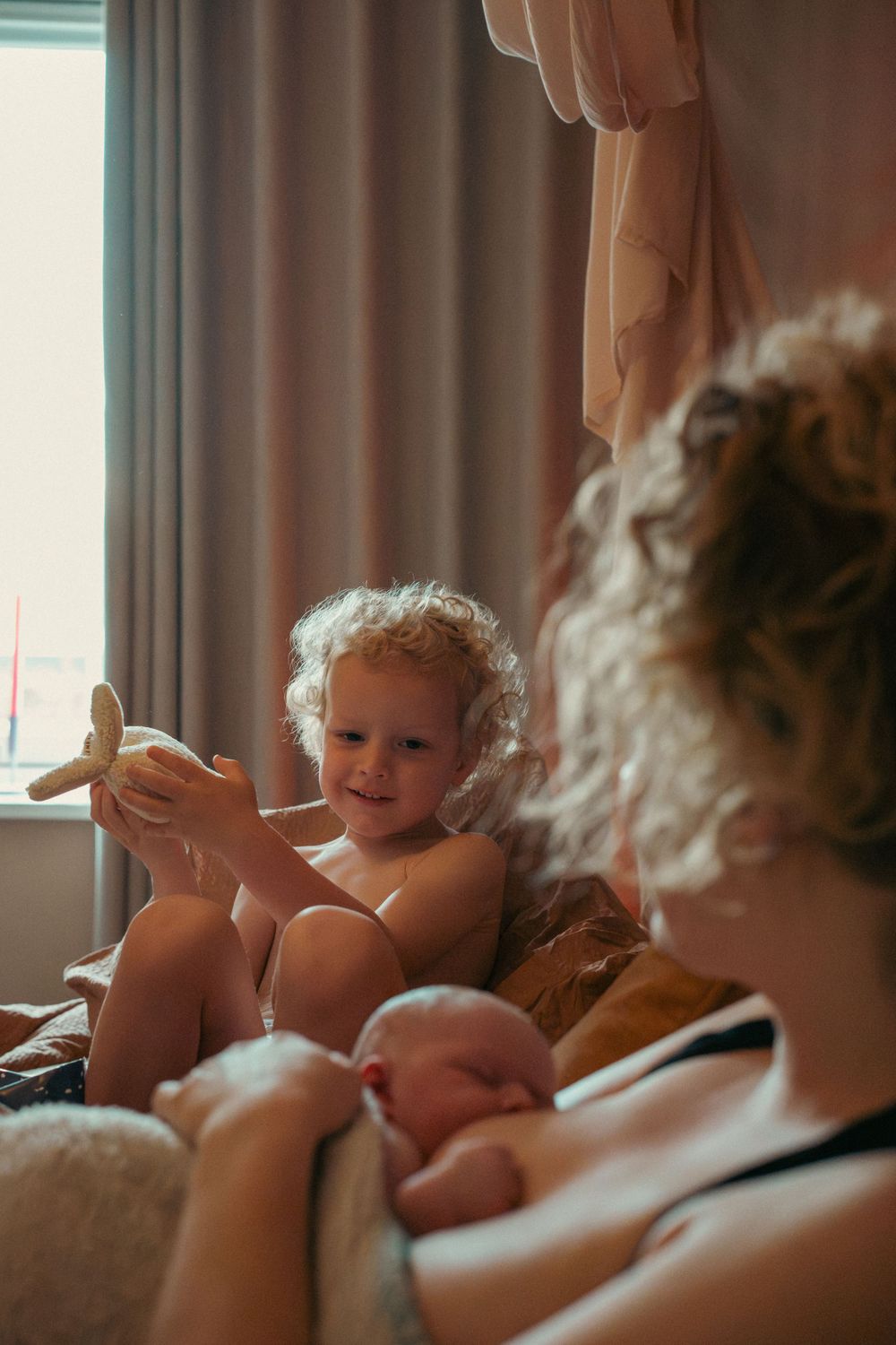 broer ziet voor het eerst zijn baby zusje
