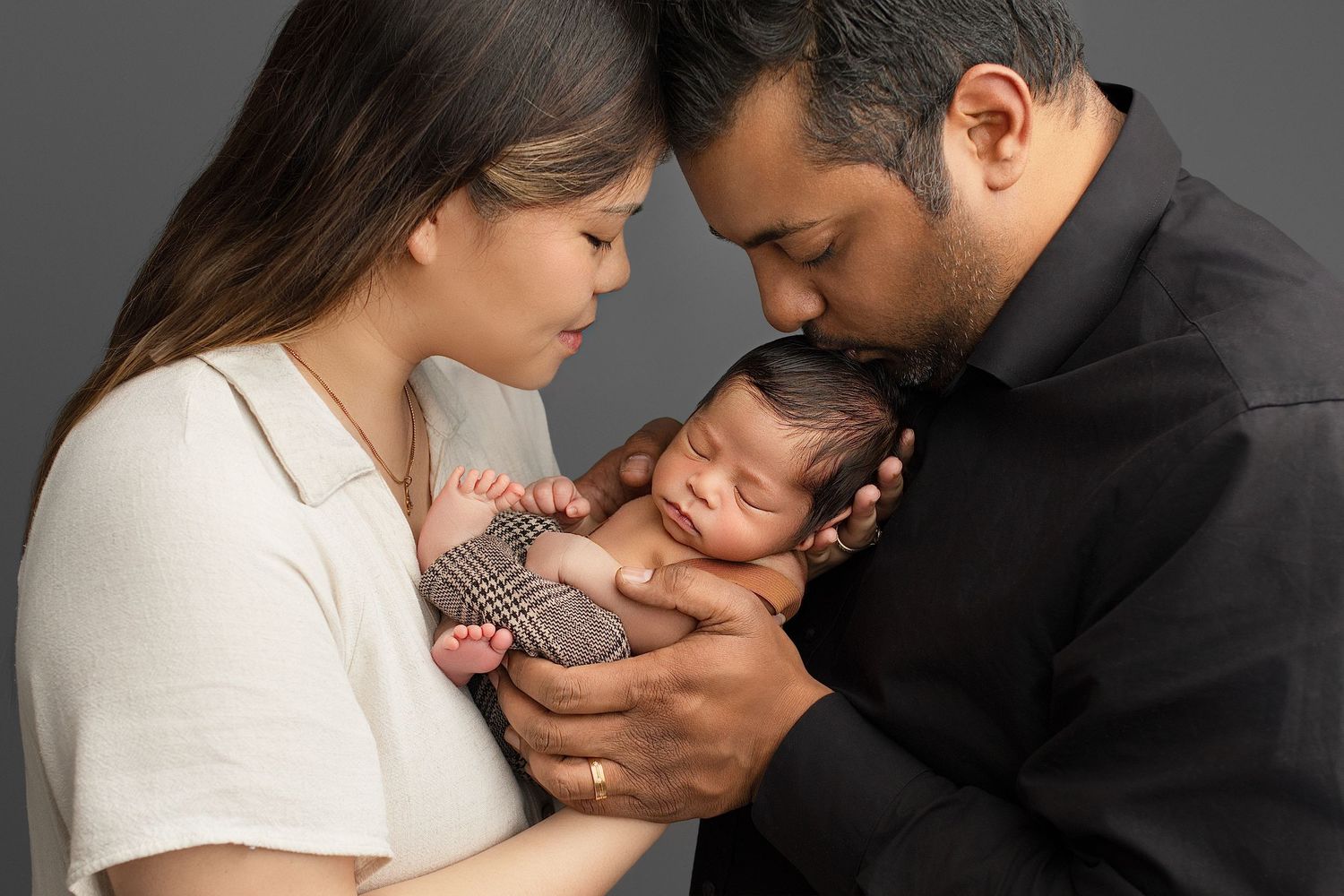 Best newborn photos Forest Lake and Brookwater – baby portraits in Springfield Lakes.