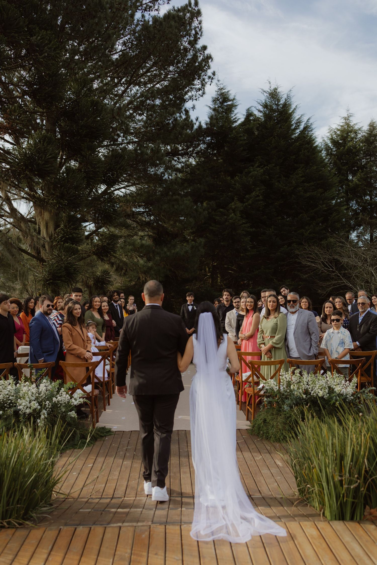 Casamento no campo no pôr do sol na serra