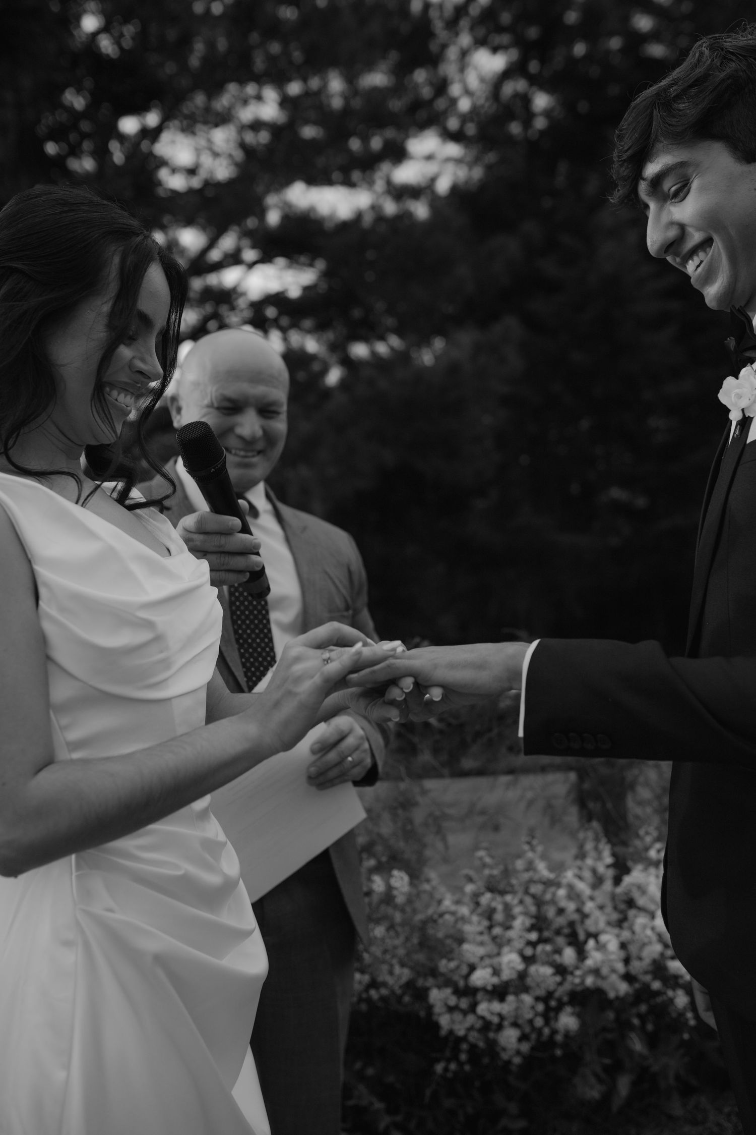 Casamento no campo no pôr do sol na serra