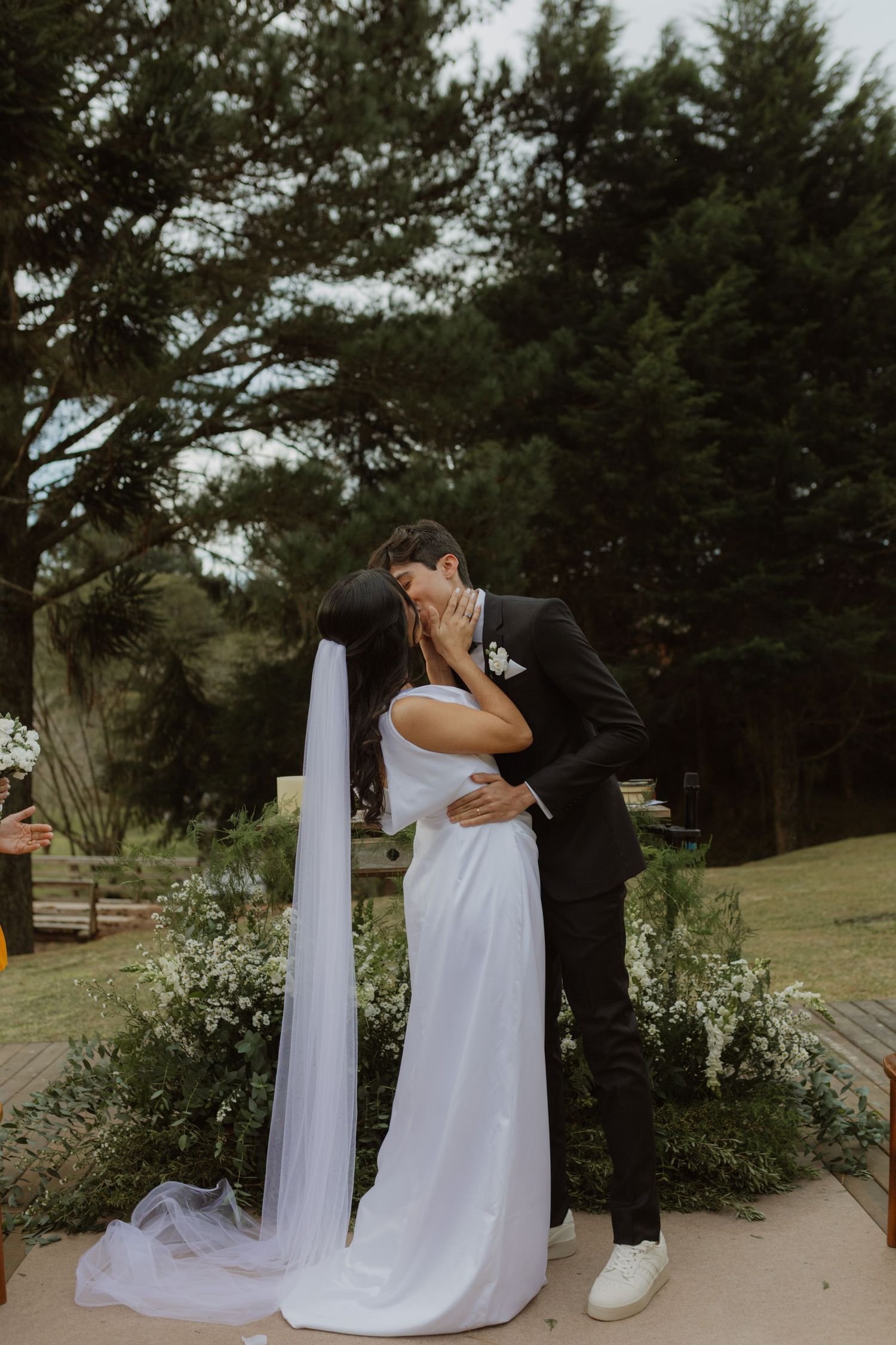 Casamento no campo no pôr do sol na serra