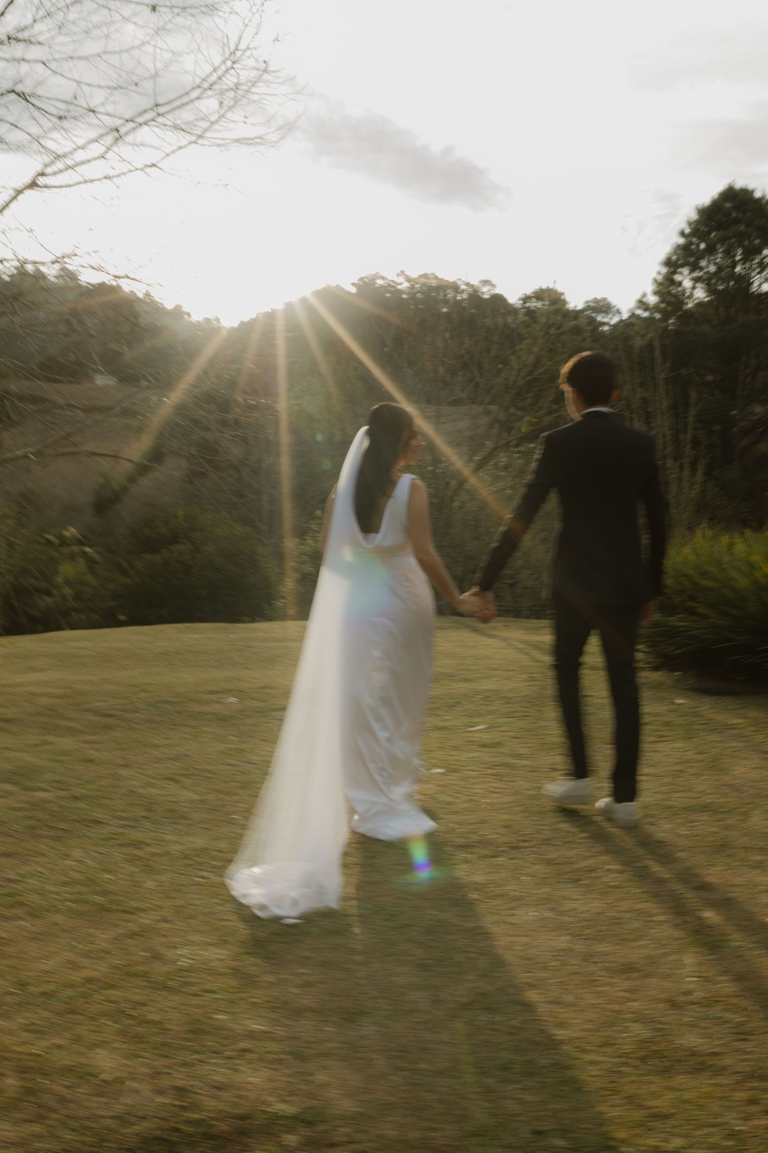Casamento no campo no pôr do sol na serra