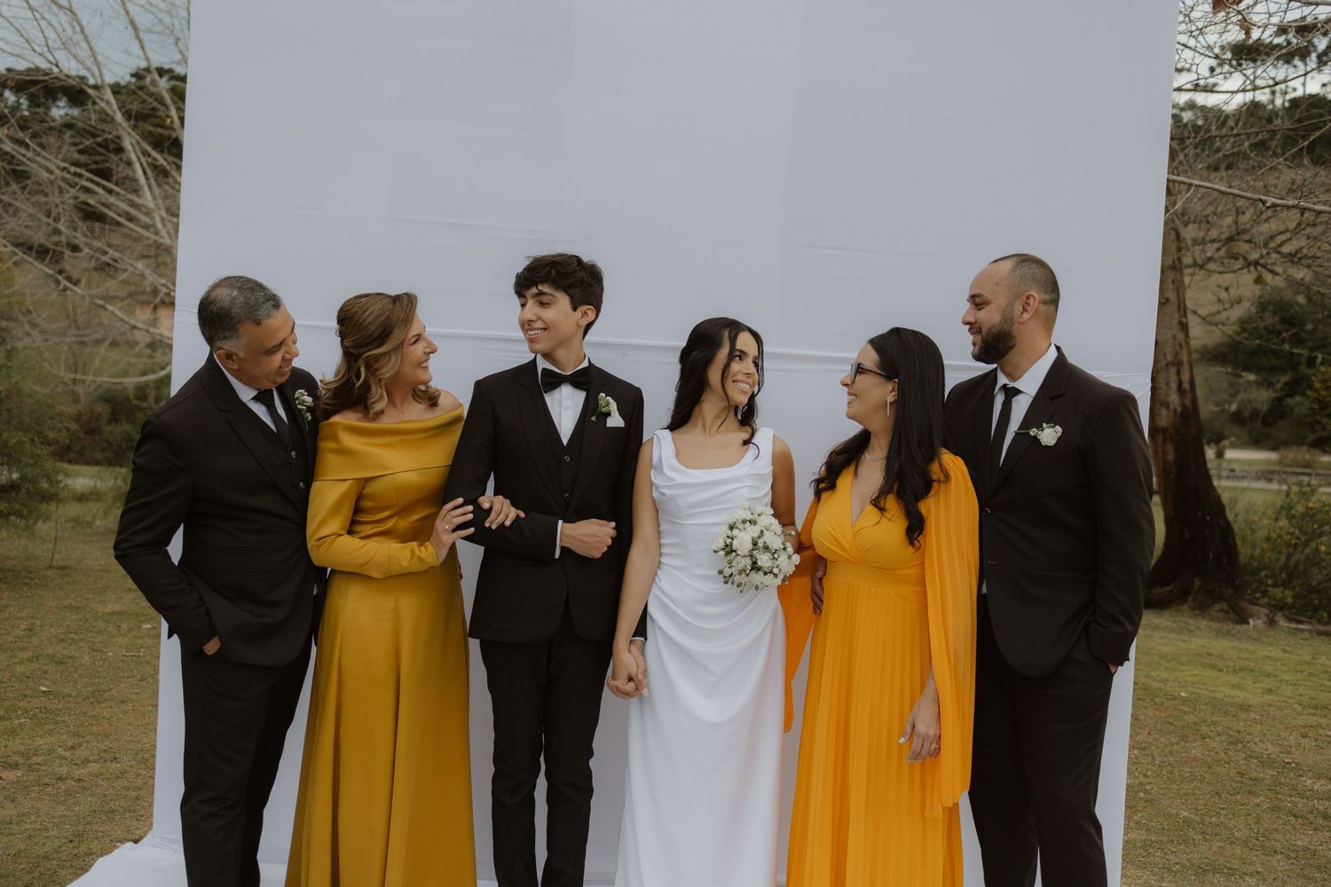 Casamento no campo no pôr do sol na serra