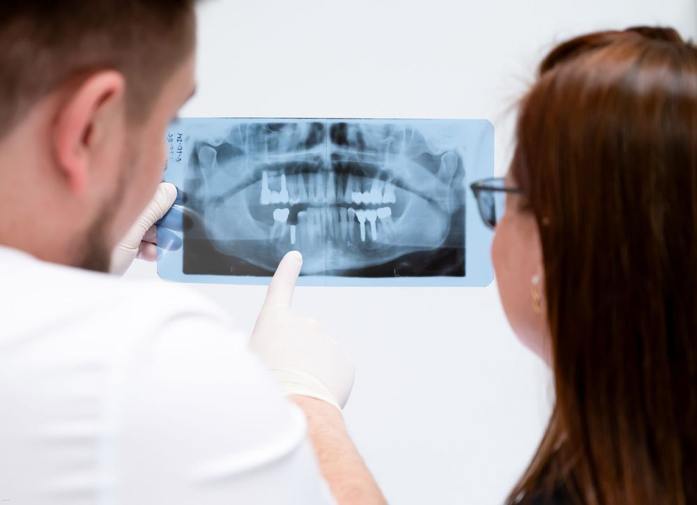 Zwei Ärzte betrachten Röntgenbild, professionelle medizinische Fotografie für Praxis, Klinik, Diagnose und Teamarbeit.