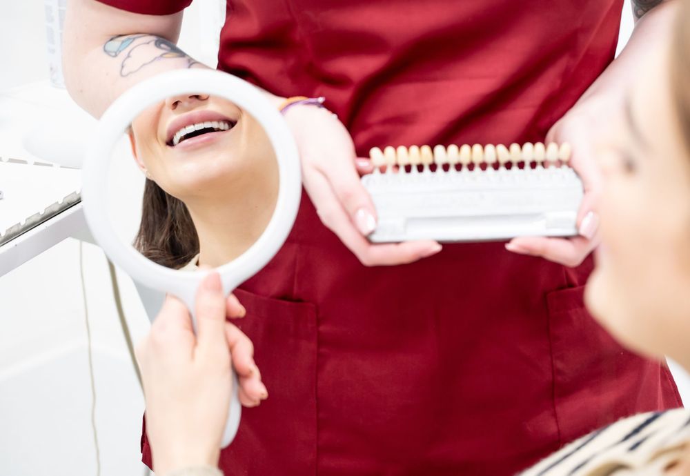 Nahaufnahme eines Zahns mit Zahnspiegel, professionelle Dentalfotografie für Zahnarztpraxis, Untersuchung und Dokumentation.
