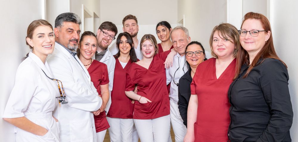 Gruppenfoto der Zahnärzte und Mitarbeiter, stilvolle Business-Portraits für Zahnarztpraxis in Essen.