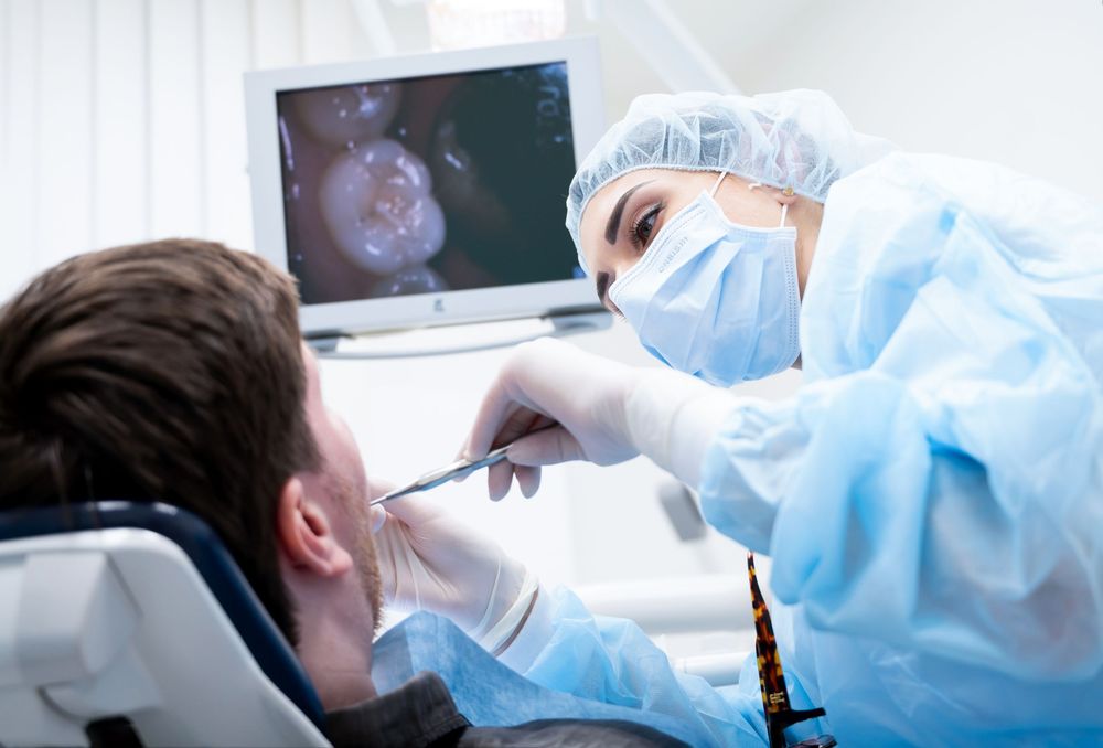 Zahnarzt untersucht Patienten, professionelle Dentalfotografie für Praxis, Untersuchung, Behandlung und Patientenkommunikation.