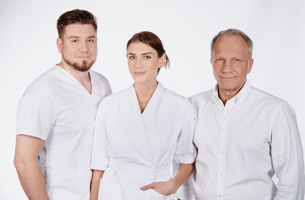 Drei Ärzte in Business-Kleidung nebeneinander, professionelle Business-Portraits für Praxis, Team und Corporate-Fotografie.
