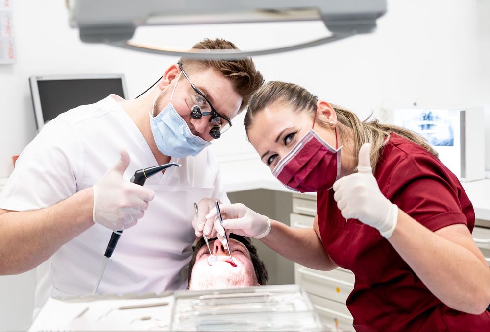 Zwei Ärzte bei einer Operation, professionelle medizinische Fotografie für Klinik, Praxis und Teamdokumentation.