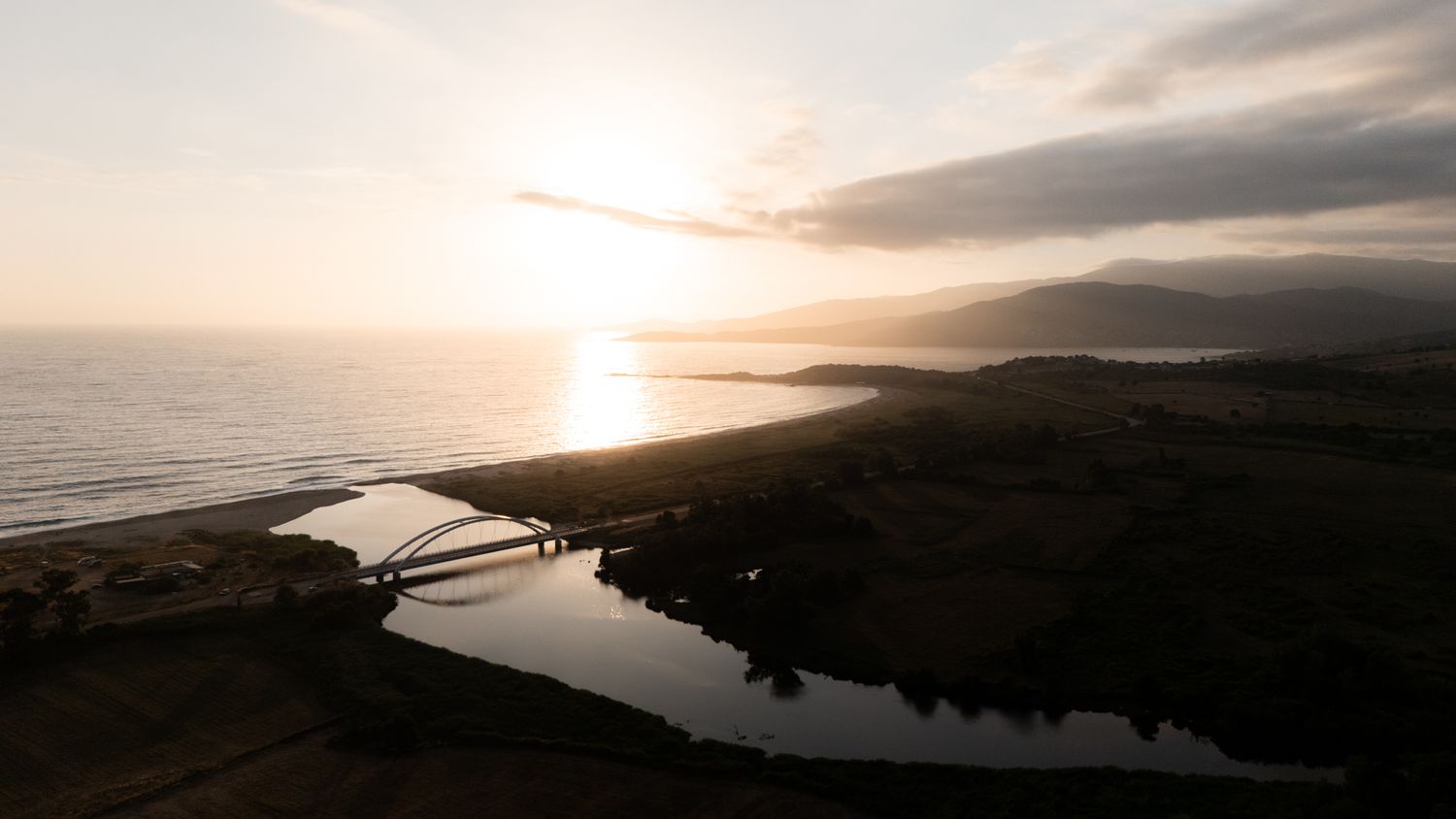 coucher de soleil sur la mer et le pont de la plage de liamone en corse