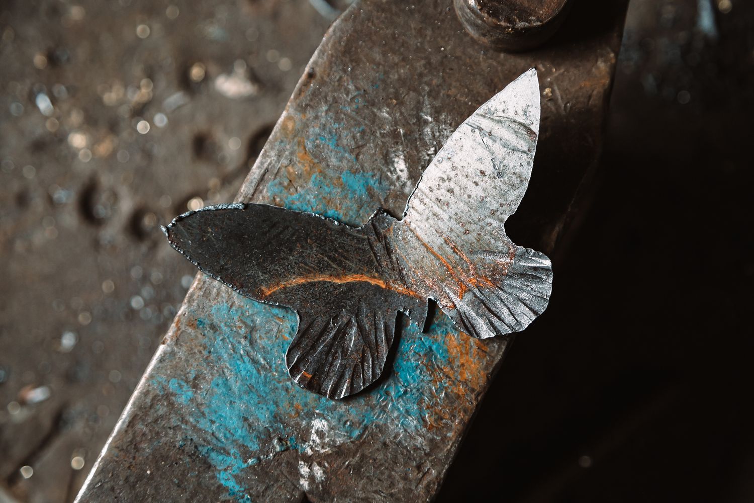 Reportage photo d'artisan à L'Isle-sur-la-Sorgue — gestes précis, matières vivantes, savoir-faire préservé.