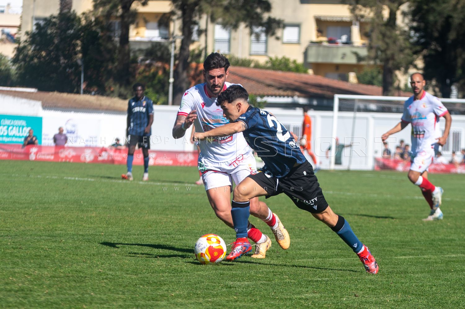Jugada de jugadores del Chiclana y el Ceuta