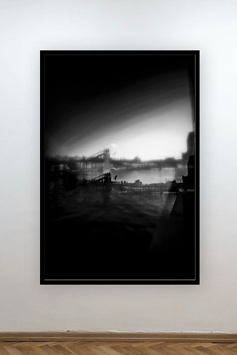 Sort-hvid kunstfotografi af en mand der laver udspring fra Kalvebod bølge i København.