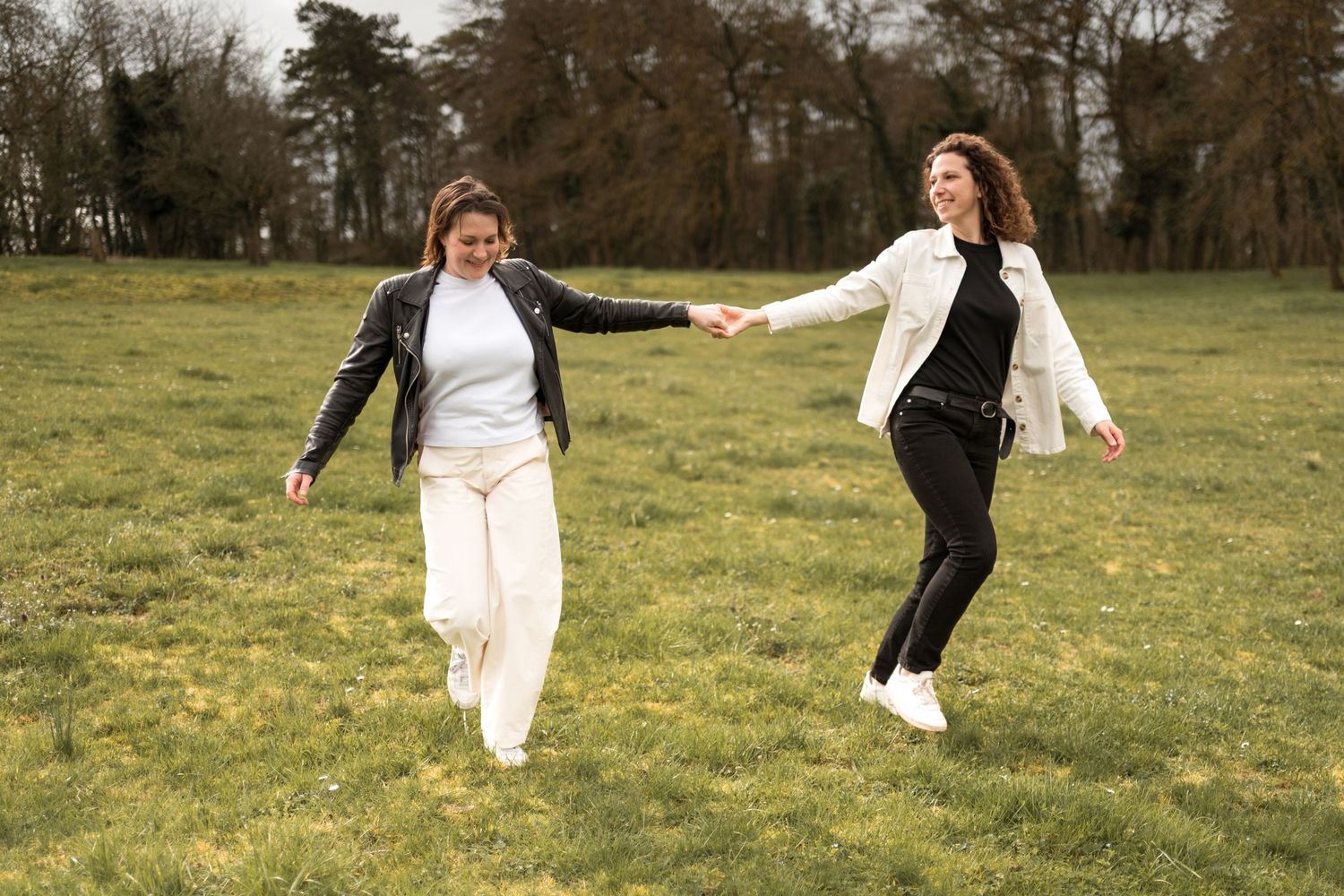 couple marche main dans la main Alsace nature