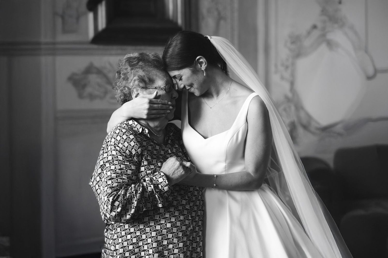 sposa e nonna in un momento emozionante dopo la cerimonia di matrimonio a Sanremo