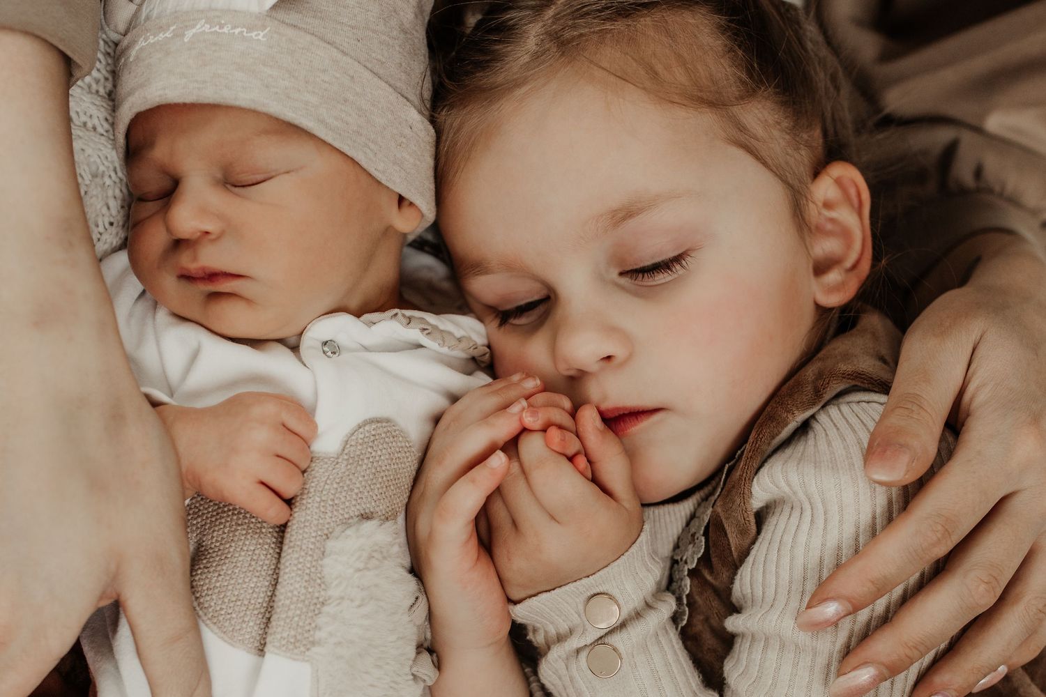 detail van baby handje vastgehouden door ouder tijdens newborn fotoshoot