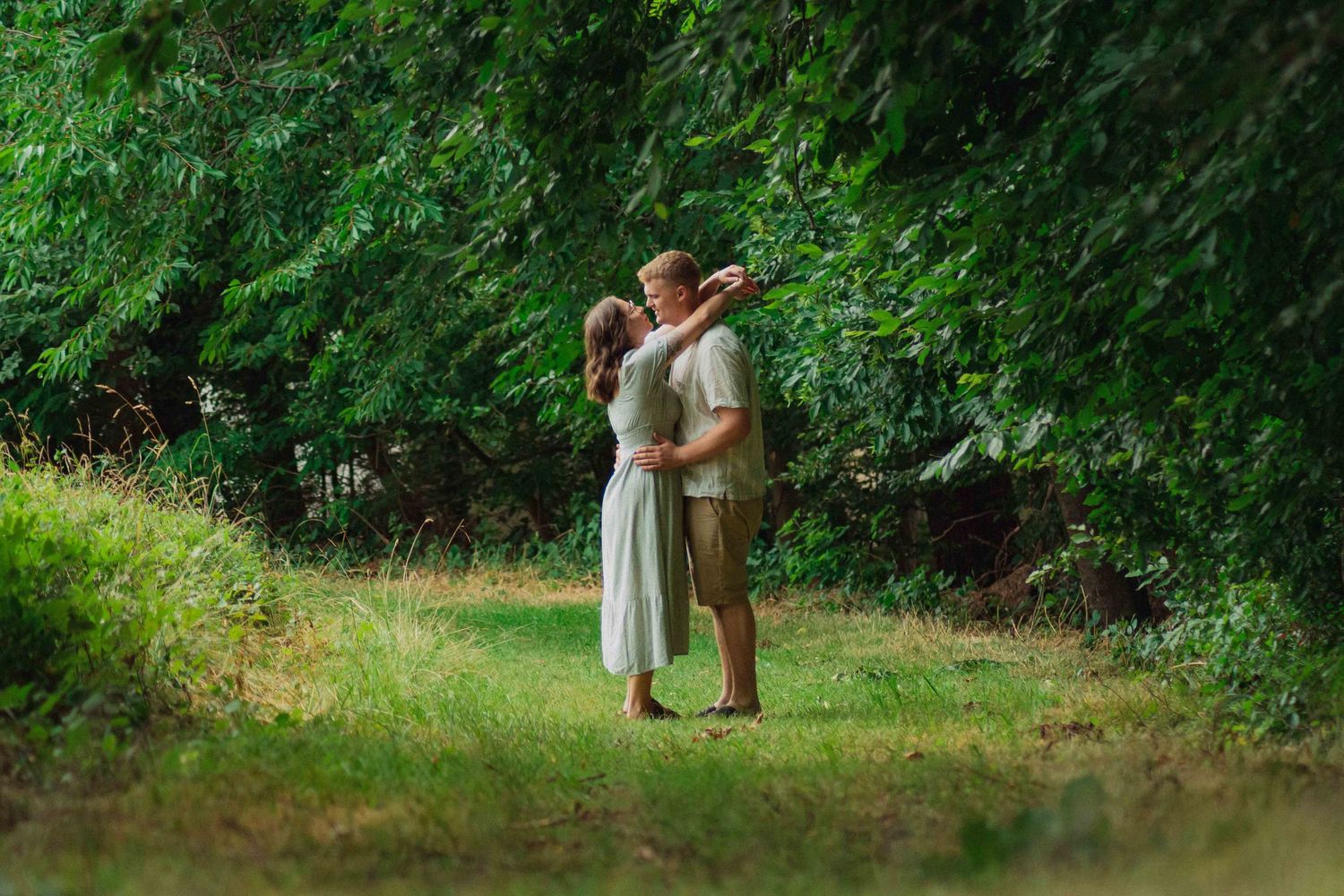 Love Story Fotoshooting im Eggenberg Schlosspark Graz – Spaziergang unter herbstlichen Bäumen