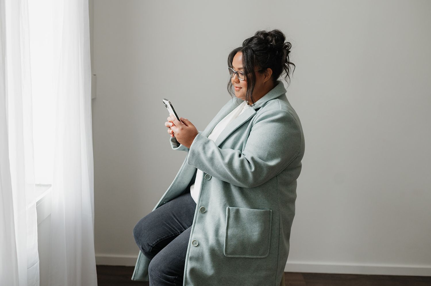 Emma Sventek, using her phone to offer social media management and content creating for female entrepreneurs and wedding professionals
