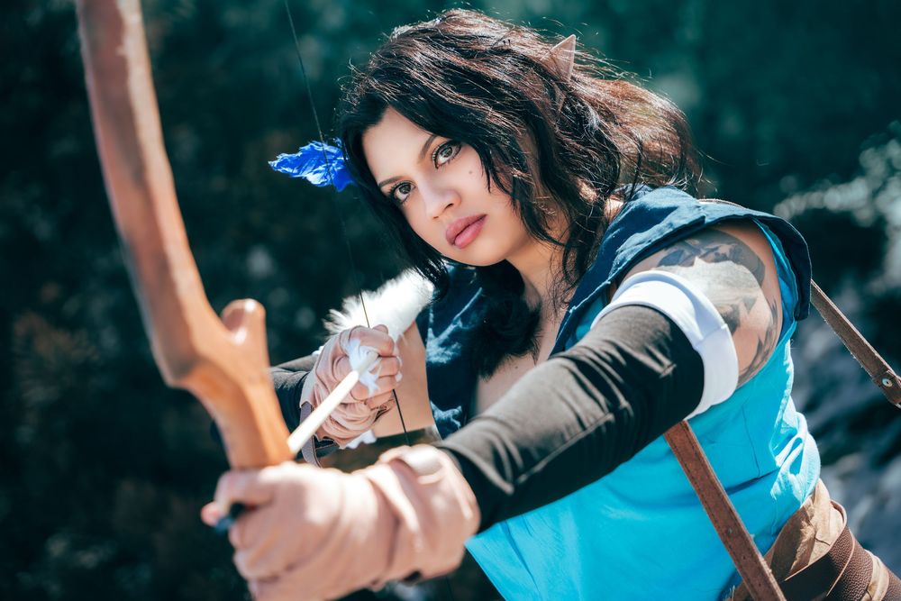 Vex'ahlia cosplay from The Legend of Vox Machina with bow drawn.