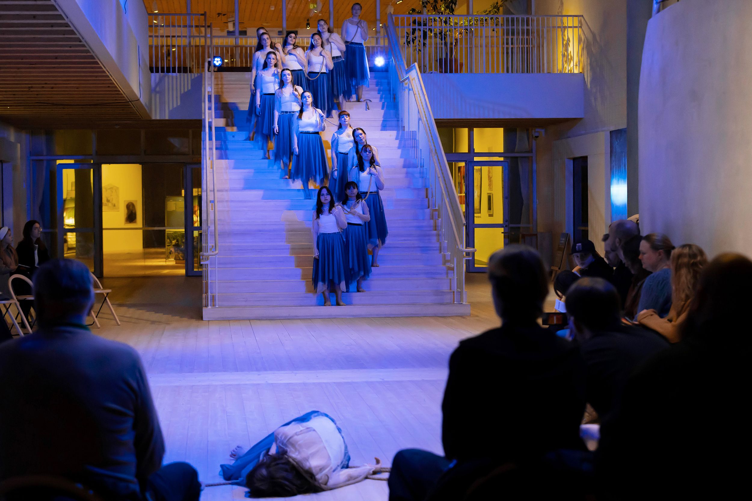 Dansföreställningen Sammankonst på Värmlands Museum. En kreativ stafett med studenter inom dans o musikproduktion på  Karlstads Universitet