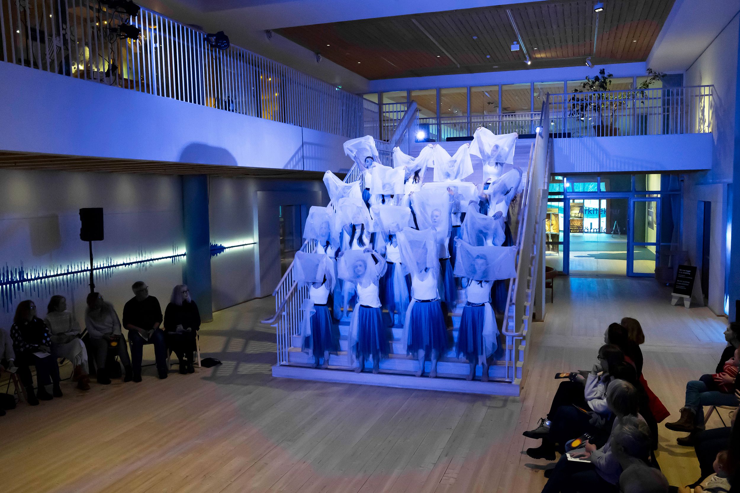 Dansföreställningen Sammankonst på Värmlands Museum. En kreativ stafett med studenter inom dans o musikproduktion på  Karlstads Universitet