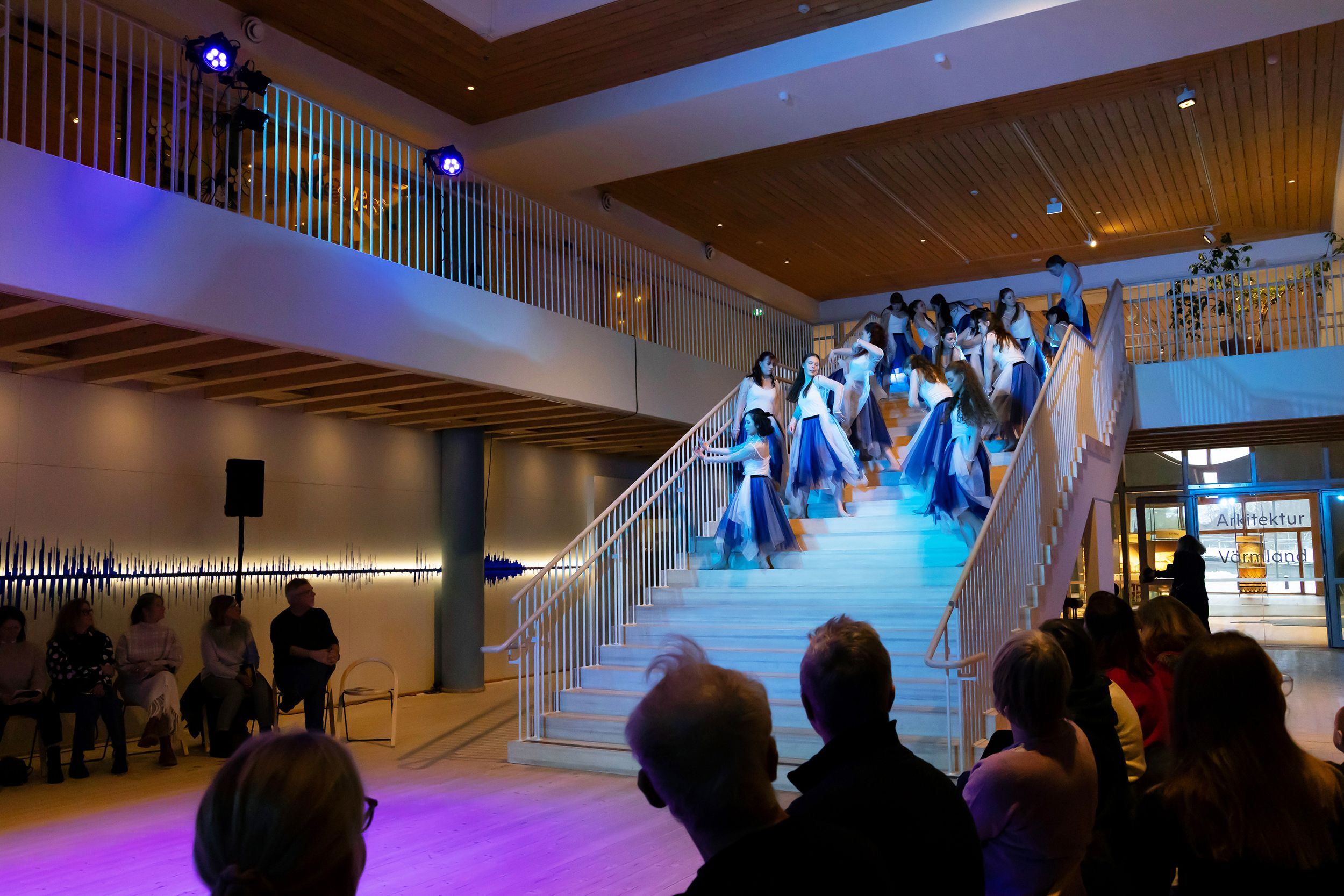 Dansföreställningen Sammankonst på Värmlands Museum. En kreativ stafett med studenter inom dans o musikproduktion på  Karlstads Universitet