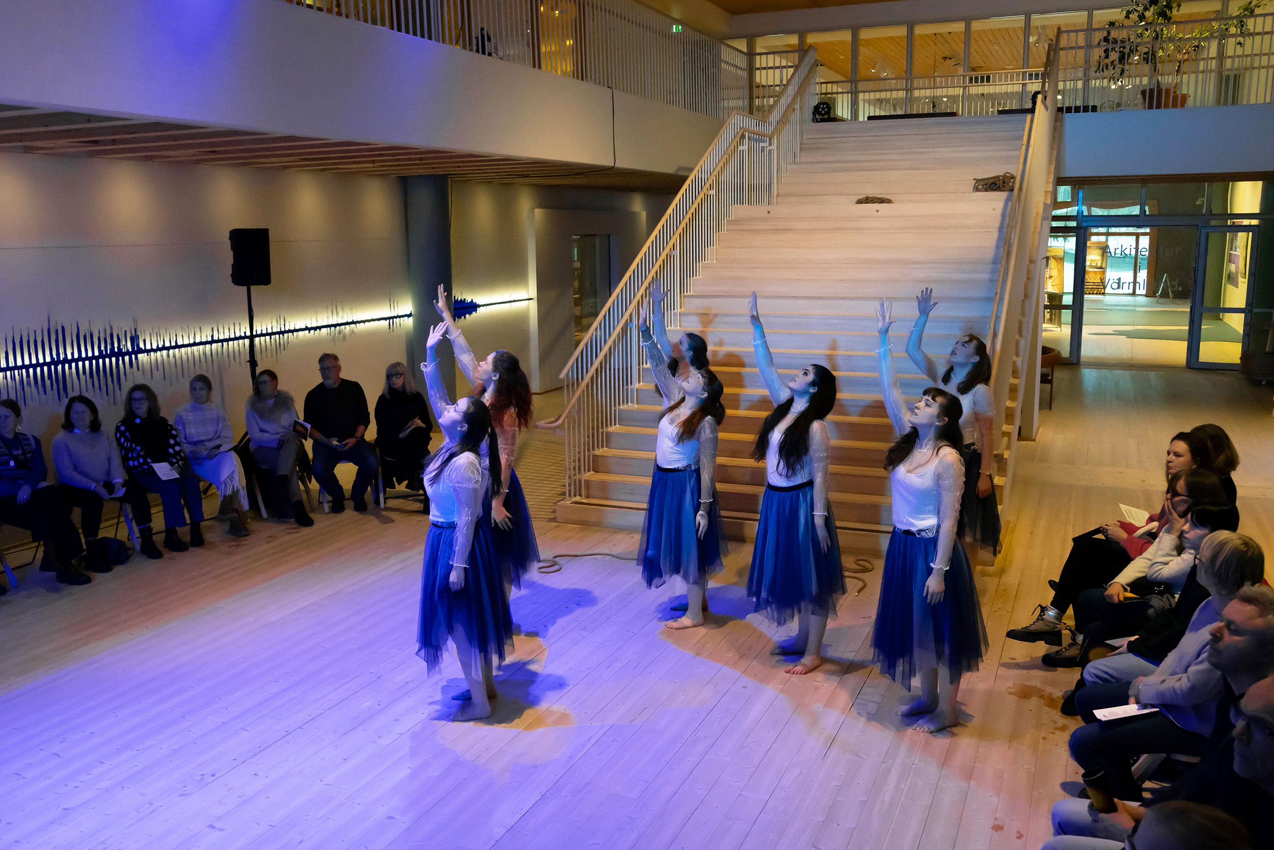 Dansföreställningen Sammankonst på Värmlands Museum. En kreativ stafett med studenter inom dans o musikproduktion på  Karlstads Universitet