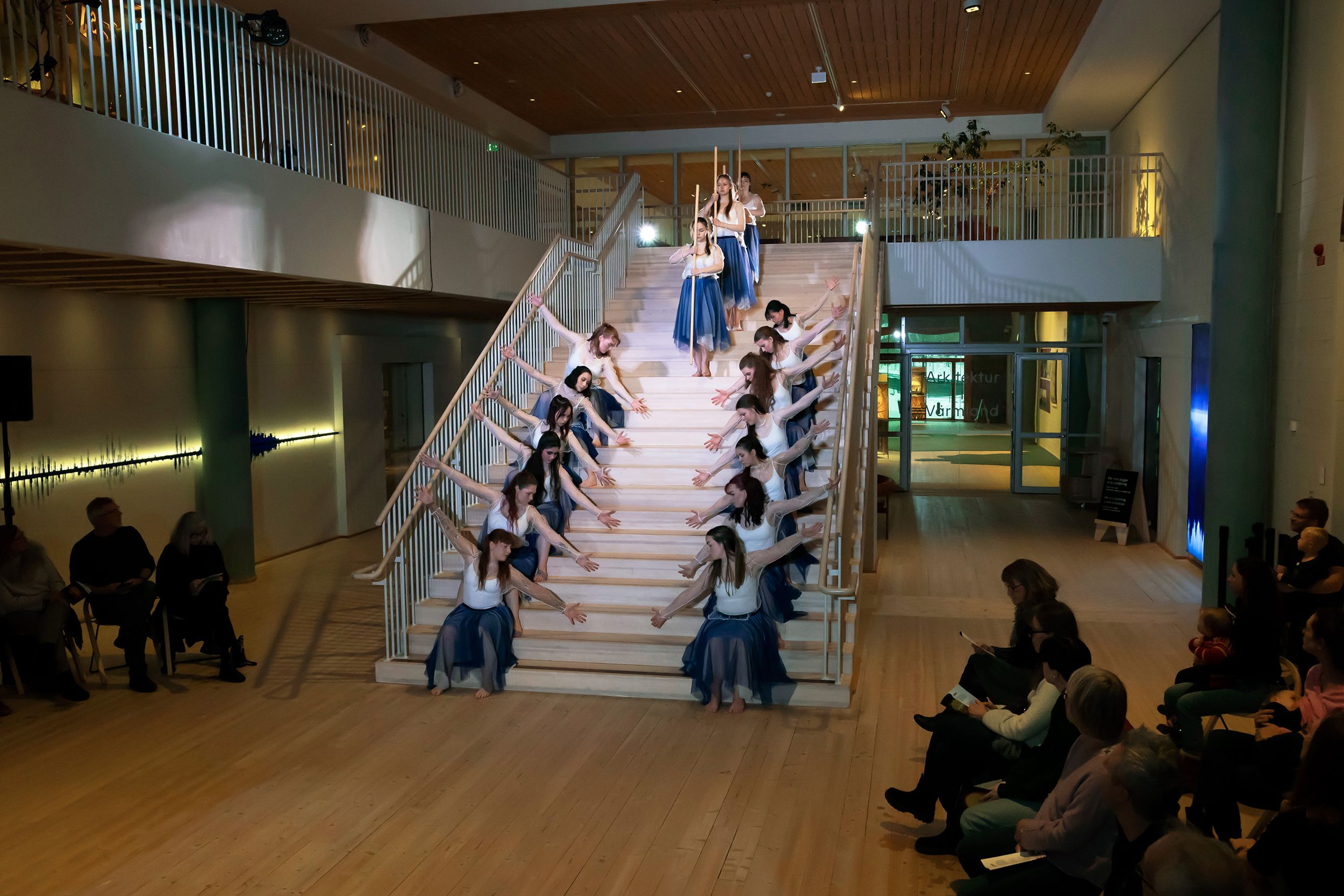 Dansföreställningen Sammankonst på Värmlands Museum. En kreativ stafett med studenter inom dans o musikproduktion på  Karlstads Universitet