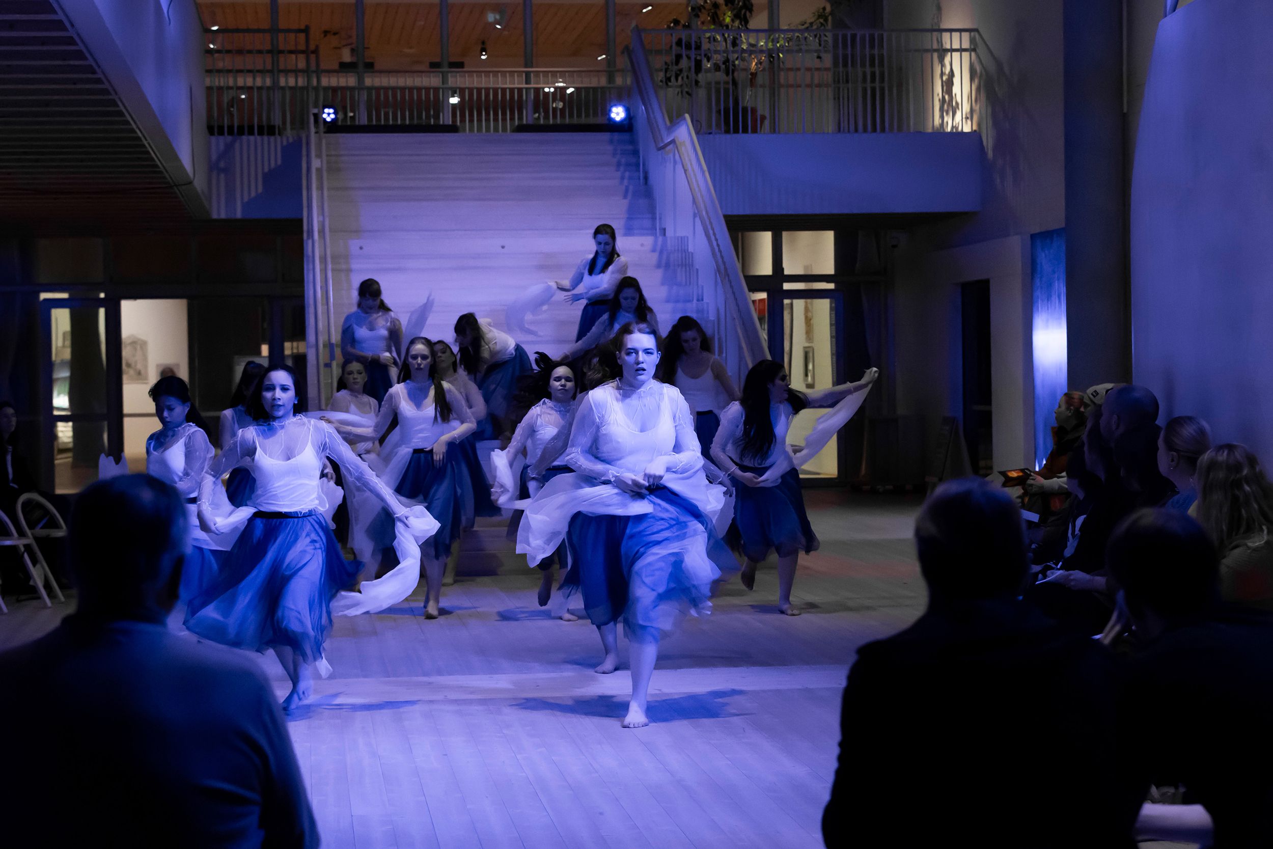 Dansföreställningen Sammankonst på Värmlands Museum. En kreativ stafett med studenter inom dans o musikproduktion på  Karlstads Universitet