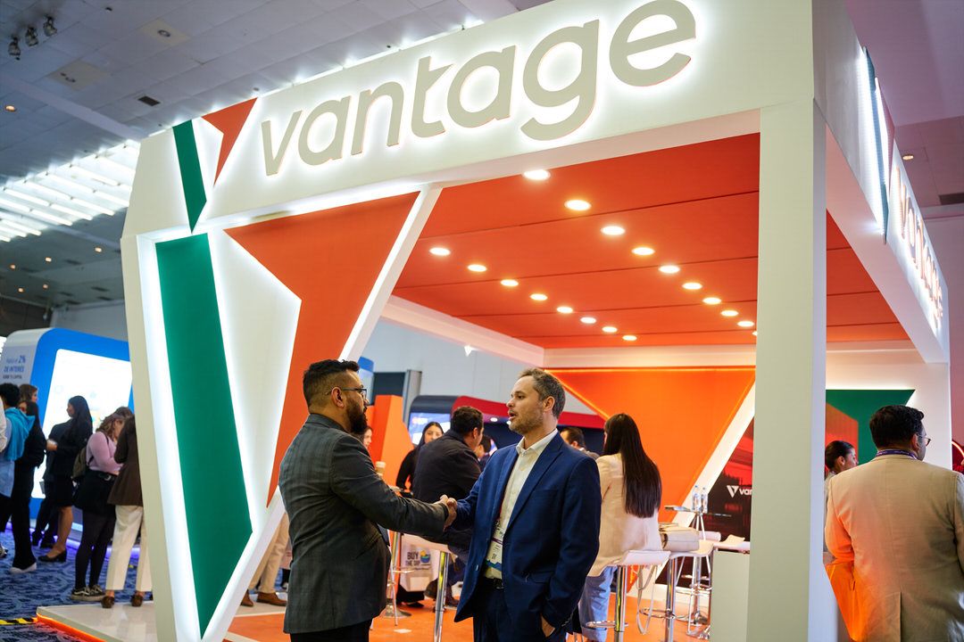Diseño de stand moderno de Vantage Markets en la Money Expo, Centro Citibanamex CDMX.