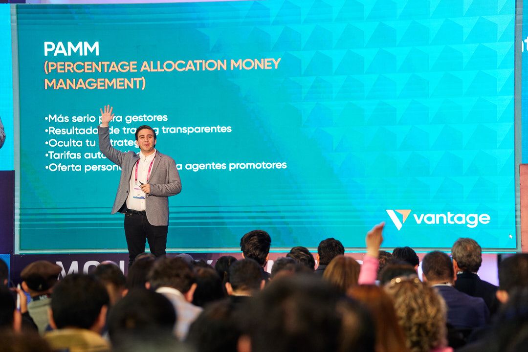 Auditorio lleno durante conferencia de inversiones en la Money Expo Ciudad de México.
