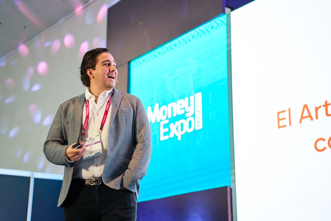 Experto financiero de Vantage dando conferencia magistral en auditorio de Centro Citibanamex.