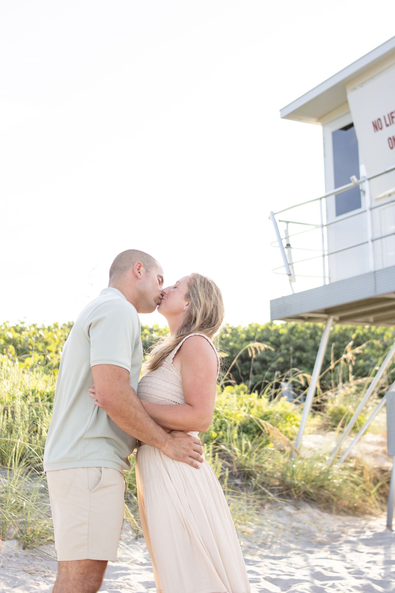 couple kissing beach photography