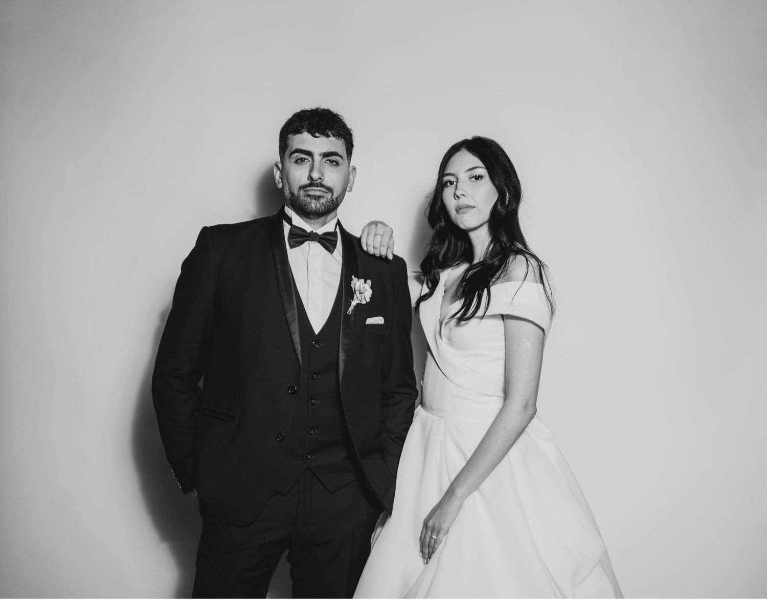 Pareja elegante en boda, foto en blanco y negro, ideal para estudio de fotografía móvil para fiestas.