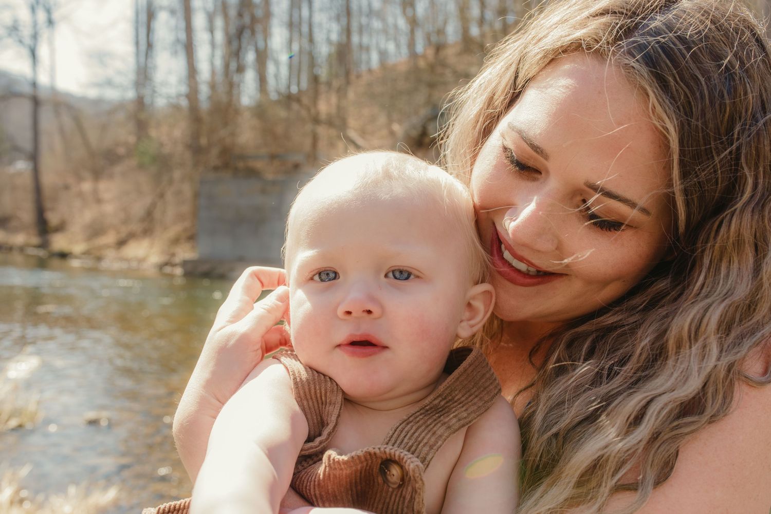 Heartwarming outdoor portrait session featuring tender moments between parent and child.