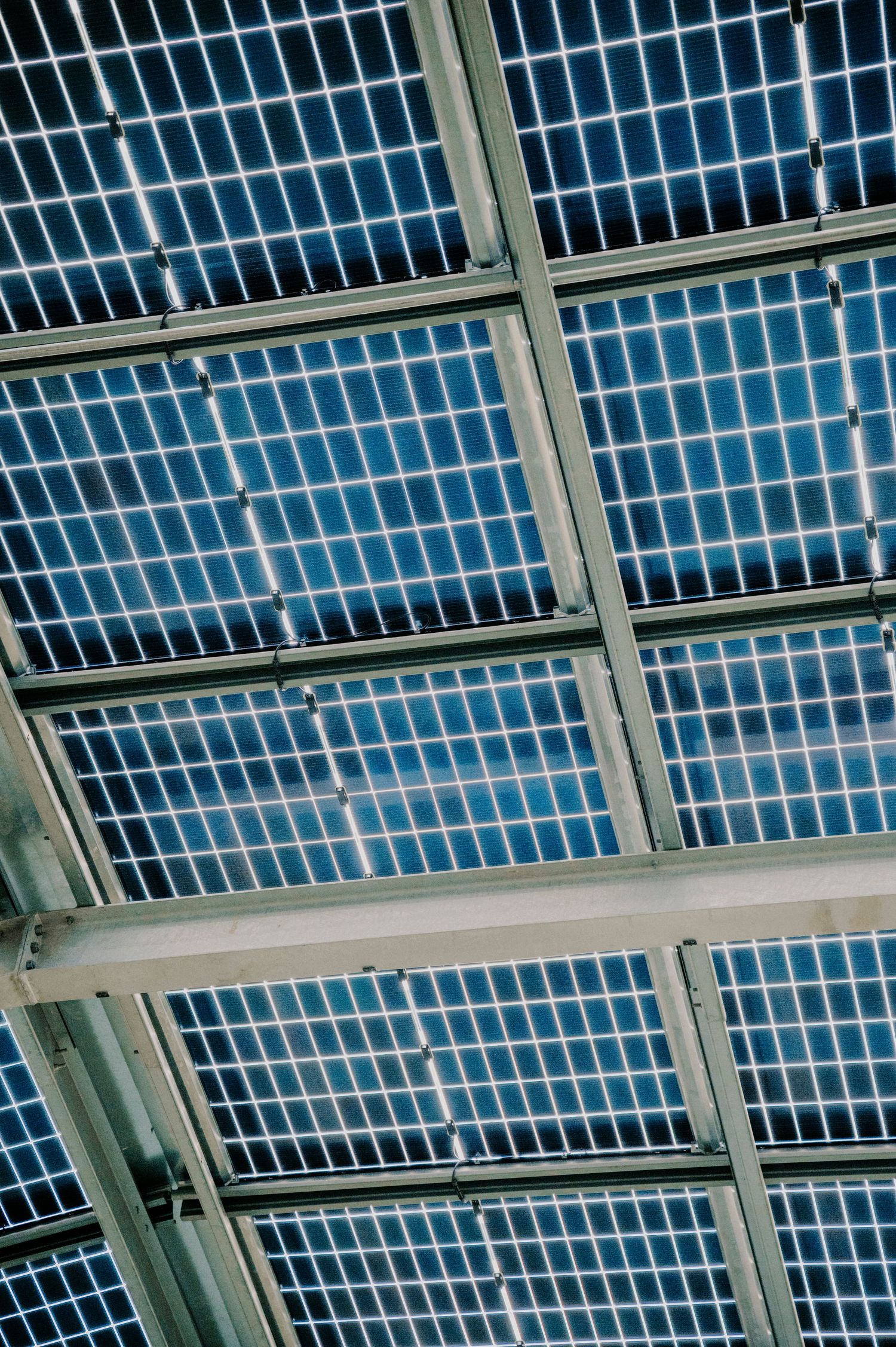 Trame graphique des panneaux solaires installés sur une ombrière de terrain de tennis.