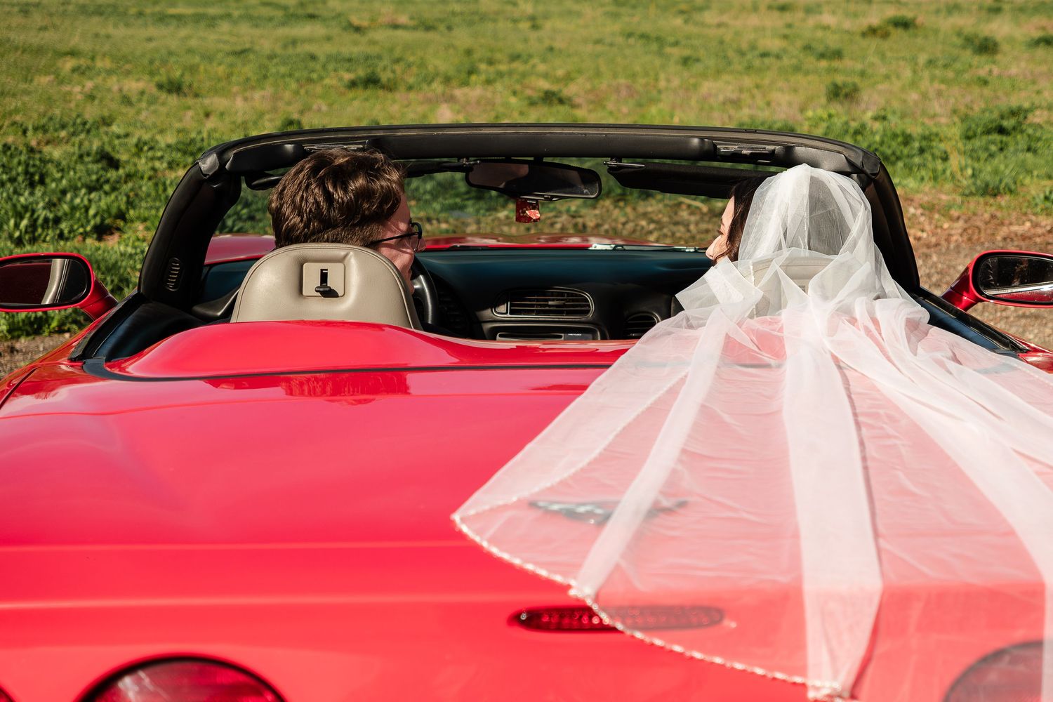 wedding couple in red car